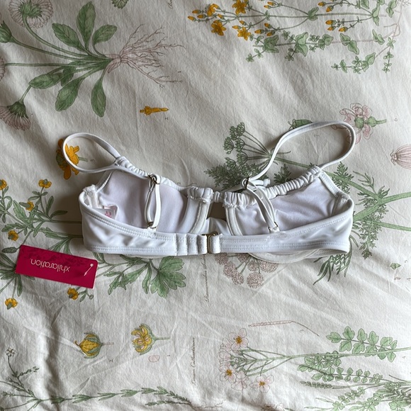 Bikini - Picture 5 of 8